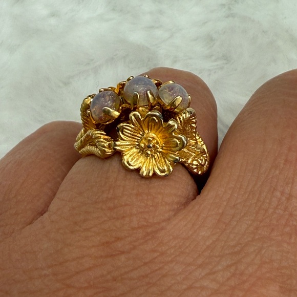 Avon Gold Ring with Floral Design and Opal Stones - Picture 10 of 10